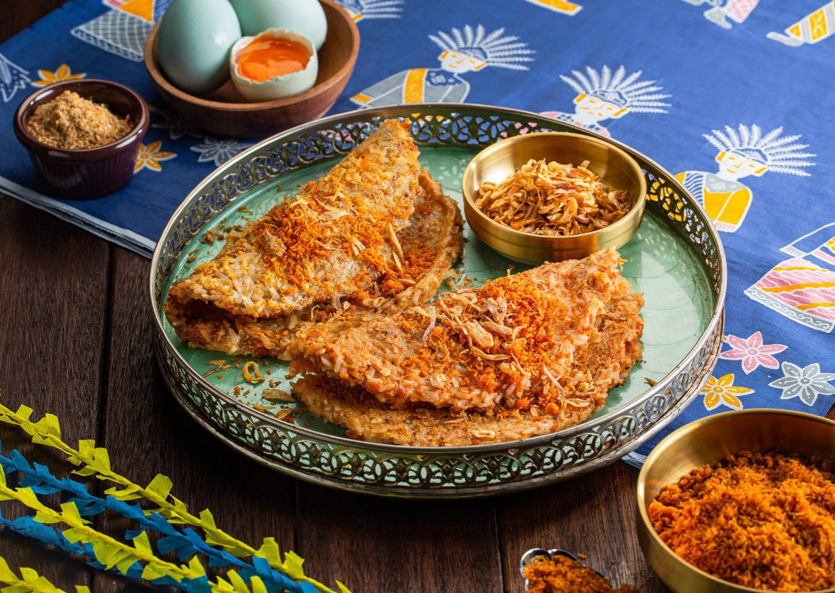 “Kerak telor khas Betawi dimasak menggunakan arang tradisional dengan topping serundeng dan bawang goreng”