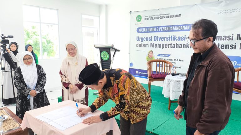 Suasana penandatanganan kerja sama antara Bens Radio 106.2 FM dan IIQ Jakarta dalam pengembangan penyiaran digital dan media broadcasting