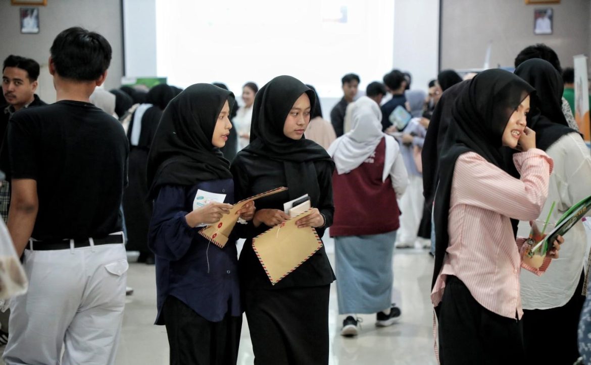 Petugas gabungan melakukan penertiban bangunan liar di Jalan Utan Jati Kalideres dan suasana Job dan Edu Fair SMKN 46 Jakarta yang diikuti 1.200 peserta.