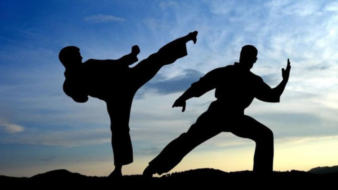 Pencak silat Indonesia dengan gerakan tendangan tinggi dan kuda-kuda saat latihan