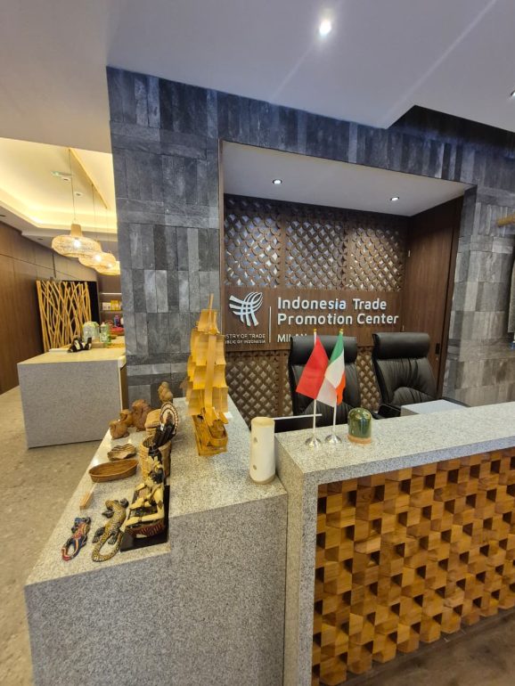 Produk ekonomi kreatif Jakarta dipamerkan di ITPC Milan Italia jelang HUT ke-499 Jakarta