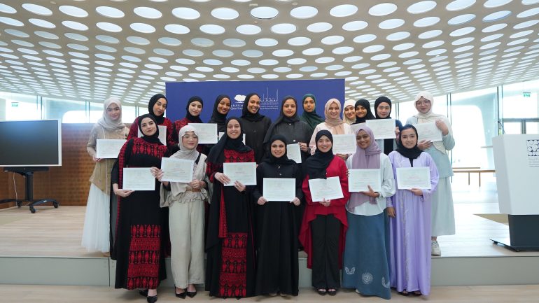 Peserta dan perwakilan Paragon Wardah dalam sosialisasi program Ri'aya Young Adult Stewardship Program 2026 di Qatar.