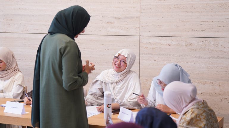 Kegiatan pengenalan Beasiswa Ri'aya 2026 yang didukung Paragon Wardah untuk perempuan muda Muslim Indonesia.