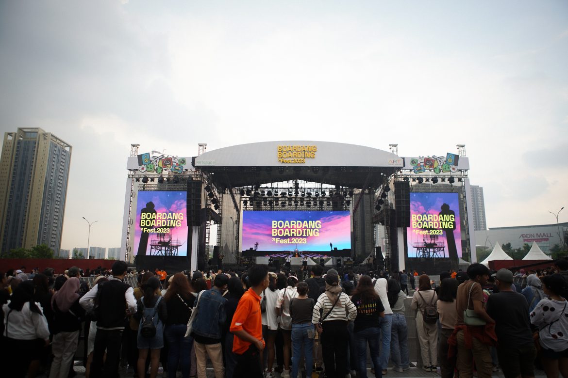 Suasana penonton menikmati konser musik Boardang Boarding Festival di BSD City Tangerang dengan panggung megah dan ribuan pengunjung.