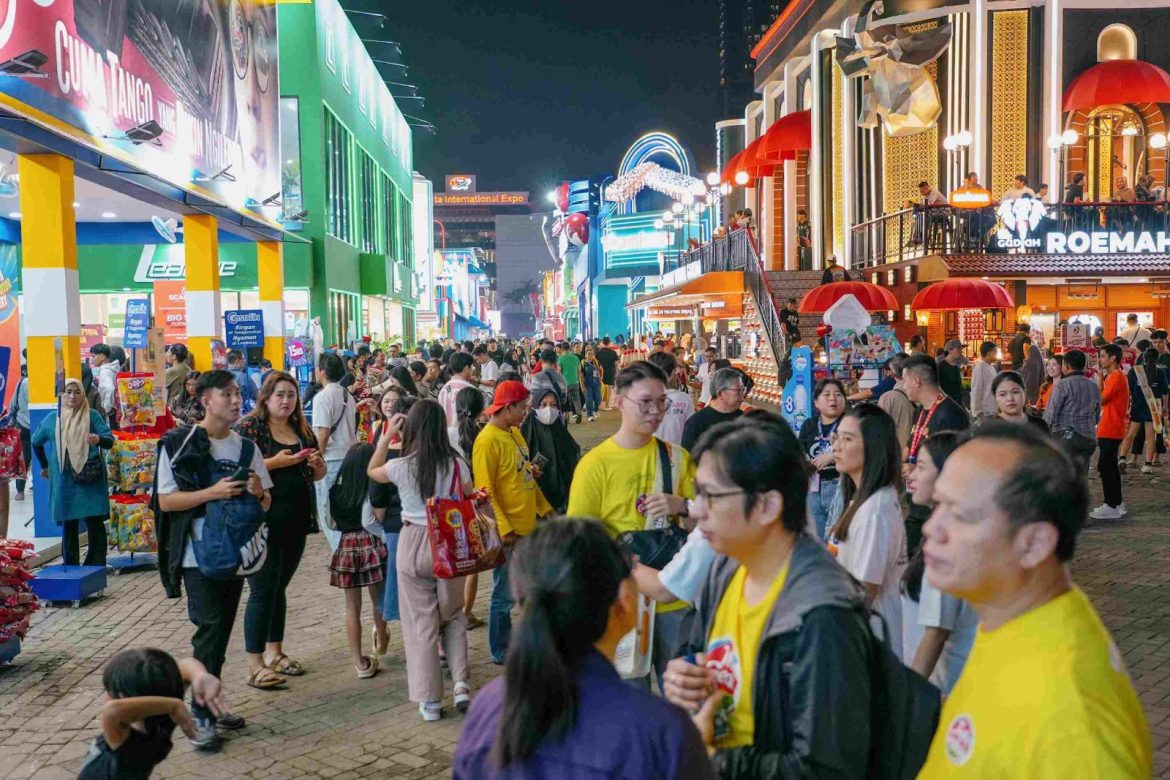 Ribuan pengunjung memadati Jakarta Fair Kemayoran 2026 di JIExpo Jakarta. Pameran multiproduk terbesar di Asia Tenggara ini menargetkan transaksi Rp8 triliun dan 6 juta pengunjung.