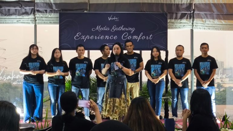 Jajaran manajemen dan tim Vasaka Hotel Jakarta memperkenalkan wajah baru hotel dalam acara Media Gathering 2026.