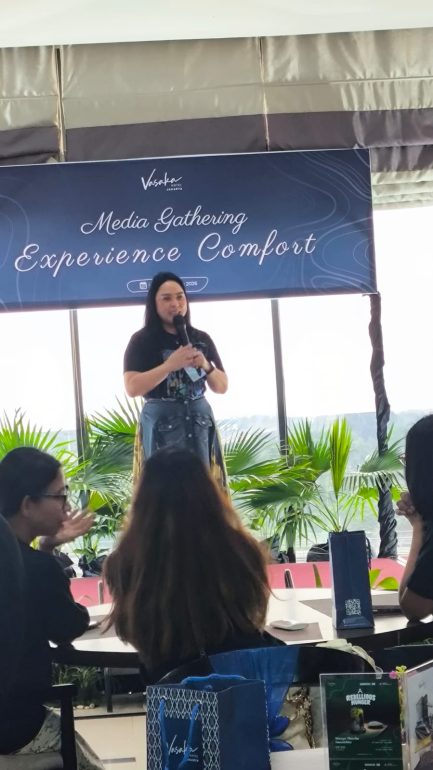 General Manager Vasaka Hotel Jakarta Nancy Fenyapwain memberikan sambutan dalam acara Media Gathering Experience Comfort 2026.