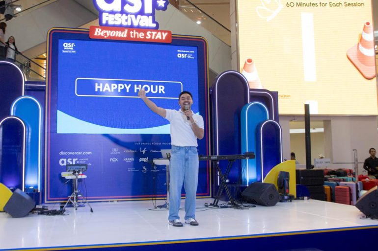 Pembawa acara memandu sesi Happy Hour di panggung ASR Festival 2026 yang diselenggarakan Ascott Indonesia di Mall Kelapa Gading Jakarta.