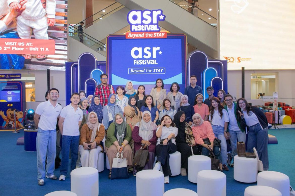 Tim dan tamu undangan berfoto bersama di ASR Festival 2026 bertema Beyond the Stay yang diselenggarakan oleh Ascott Indonesia di Mall Kelapa Gading Jakarta.