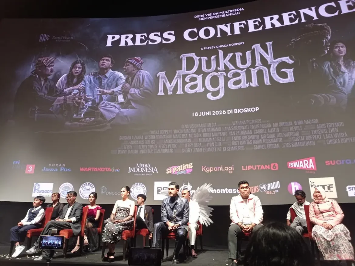 Jefan Nathanio sebagai Raka Mahardika dalam film Dukun Magang saat melakukan penelitian mistis di Desa Kalimati.