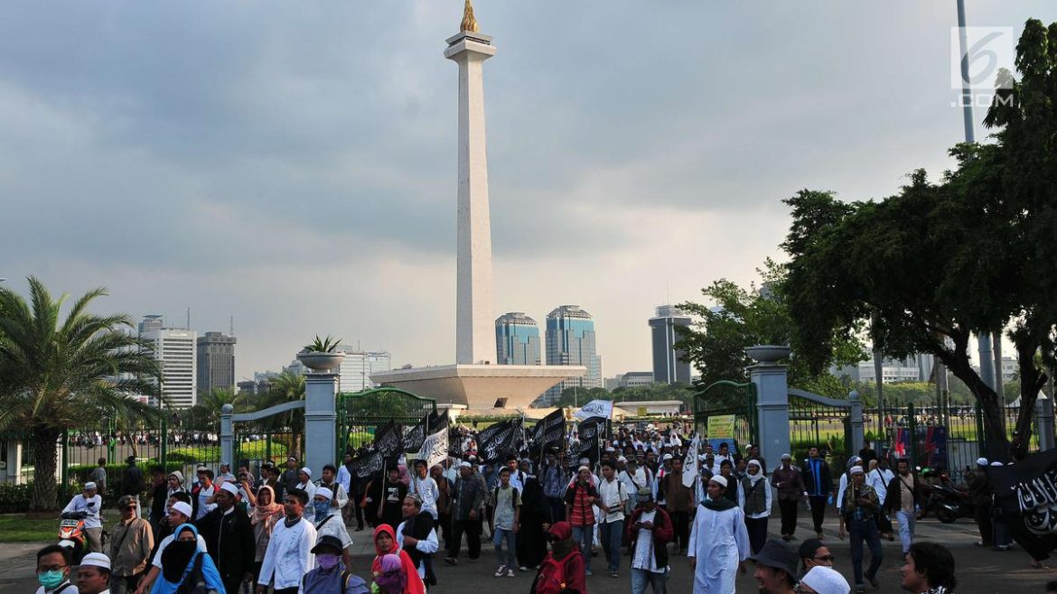 Ribuan jamaah menghadiri Haul Akbar Ulama dan Habaib Betawi di kawasan Monas Jakarta dalam rangka HUT ke-499 Jakarta.