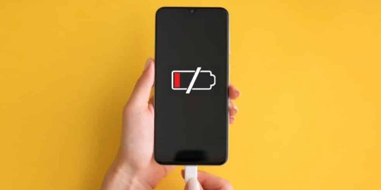 Pengguna memeriksa smartphone yang tidak bisa dicas menggunakan charger di rumah.