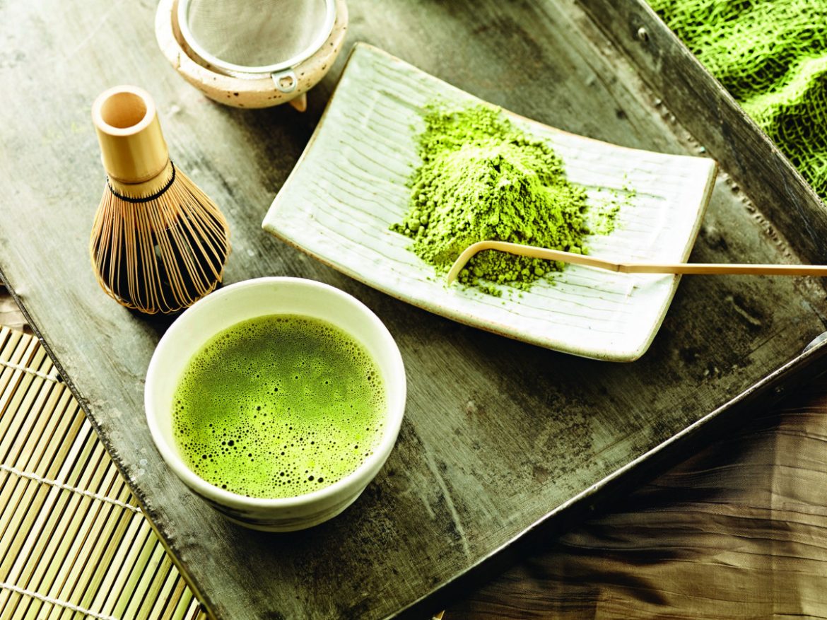 Bubuk matcha premium dan secangkir teh matcha Jepang yang kaya antioksidan untuk kesehatan tubuh