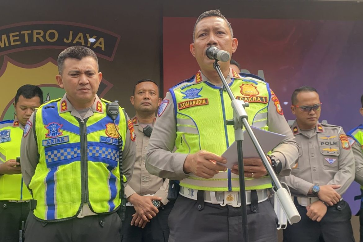 Petugas kepolisian melakukan pemeriksaan kendaraan dalam Operasi Patuh Jaya 2026 yang mulai digelar 8 Juni dengan penerapan tilang manual dan ETLE.