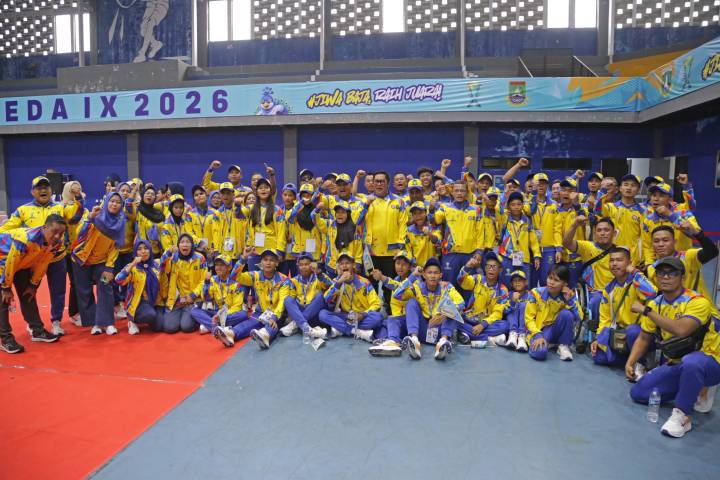 Kontingen atlet Kota Tangerang berfoto bersama saat pembukaan Pepaperda IX Banten 2026 dengan semangat mempertahankan gelar juara umum.