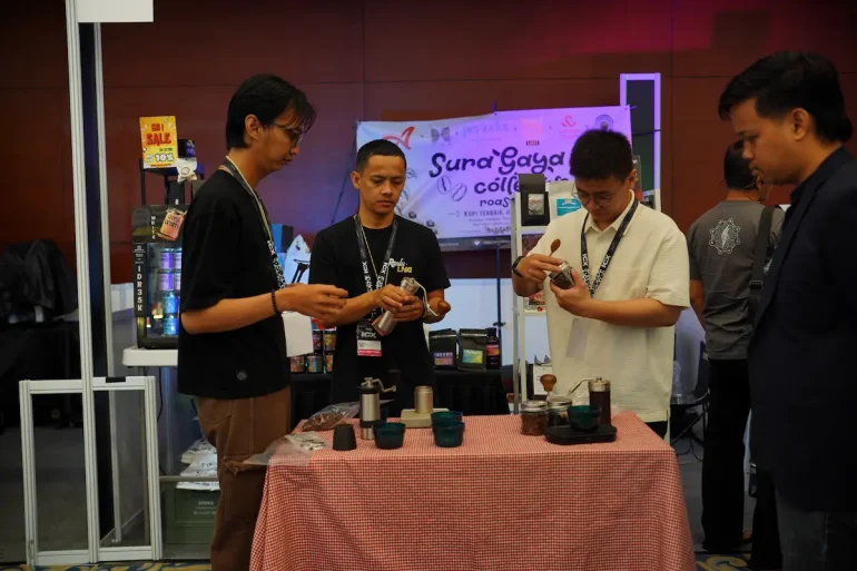 Pengunjung mencicipi berbagai kopi spesial Nusantara dalam ajang Indonesia Coffee Expo ICX 2026 Surabaya.