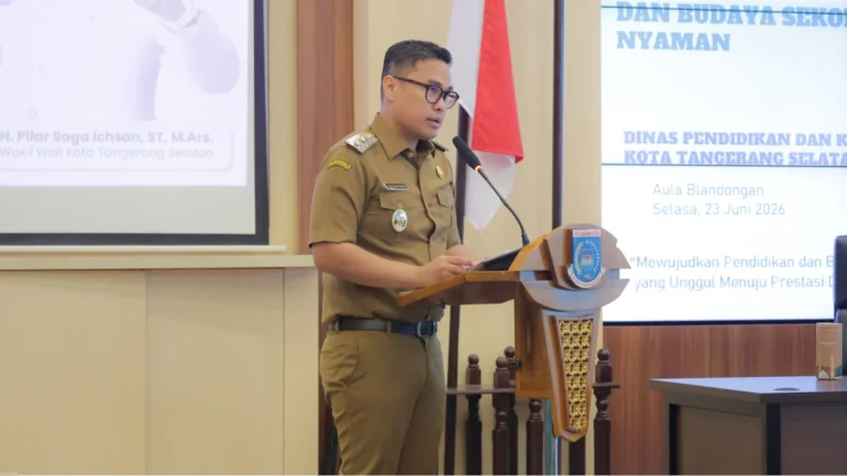 Pilar Saga Ichsan saat memberikan sambutan dalam sosialisasi PP TUNAS 2025 dan penguatan pendidikan inklusif bagi anak berkebutuhan khusus di Tangerang Selatan.