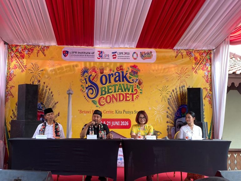 Peserta mengikuti workshop Tari Betawi dan Gambang Kromong pada acara Sorak Betawi Condet 2026 di Jakarta Timur