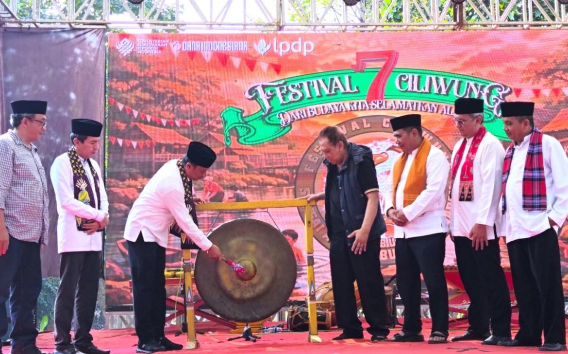 Wali Kota Jakarta Timur Munjirin membuka Festival Ciliwung 2026 di Padepokan Ciliwung Condet sebagai kampanye pelestarian Sungai Ciliwung.
