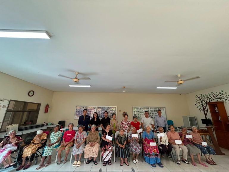 Hotel Ciputra Jakarta berbagi donasi dan meal box kepada masyarakat melalui program CSR.