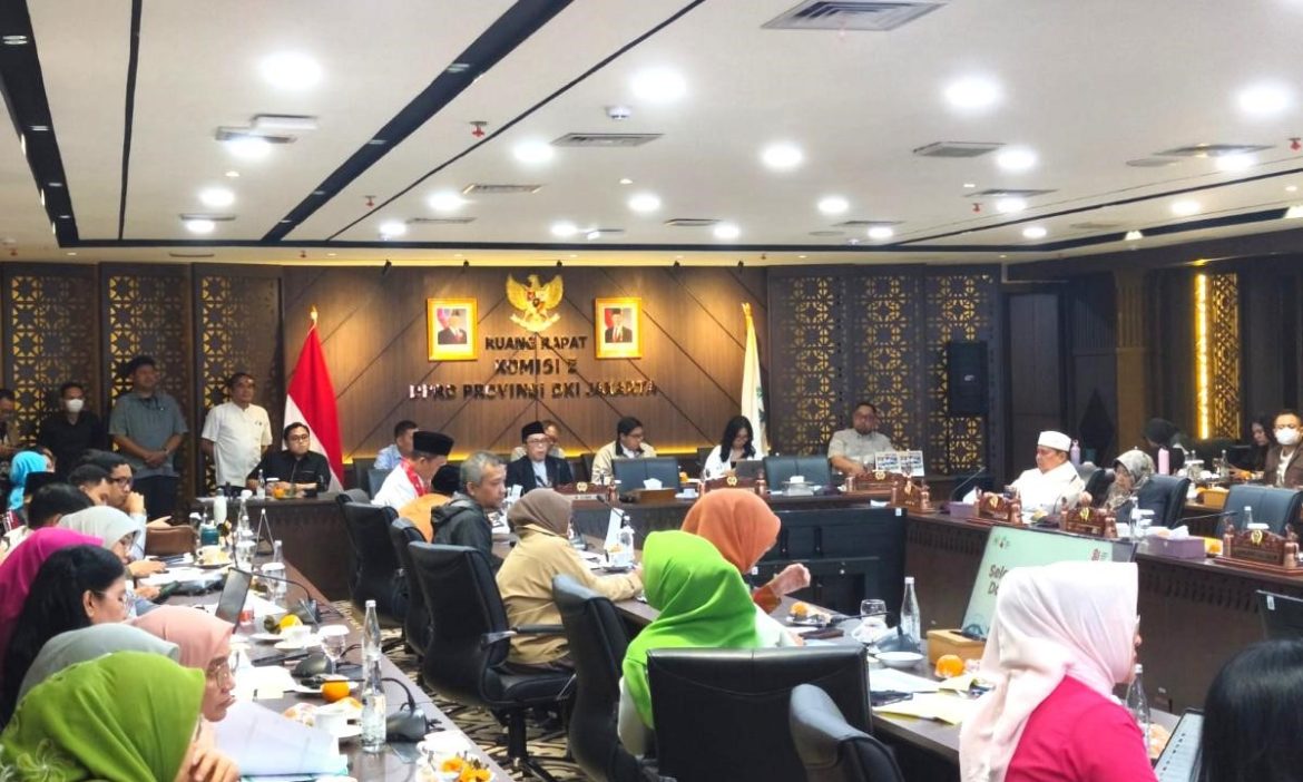 Komisi E DPRD DKI Jakarta rapat bersama Dinas Kesehatan membahas peningkatan layanan kesehatan dalam APBD 2027.