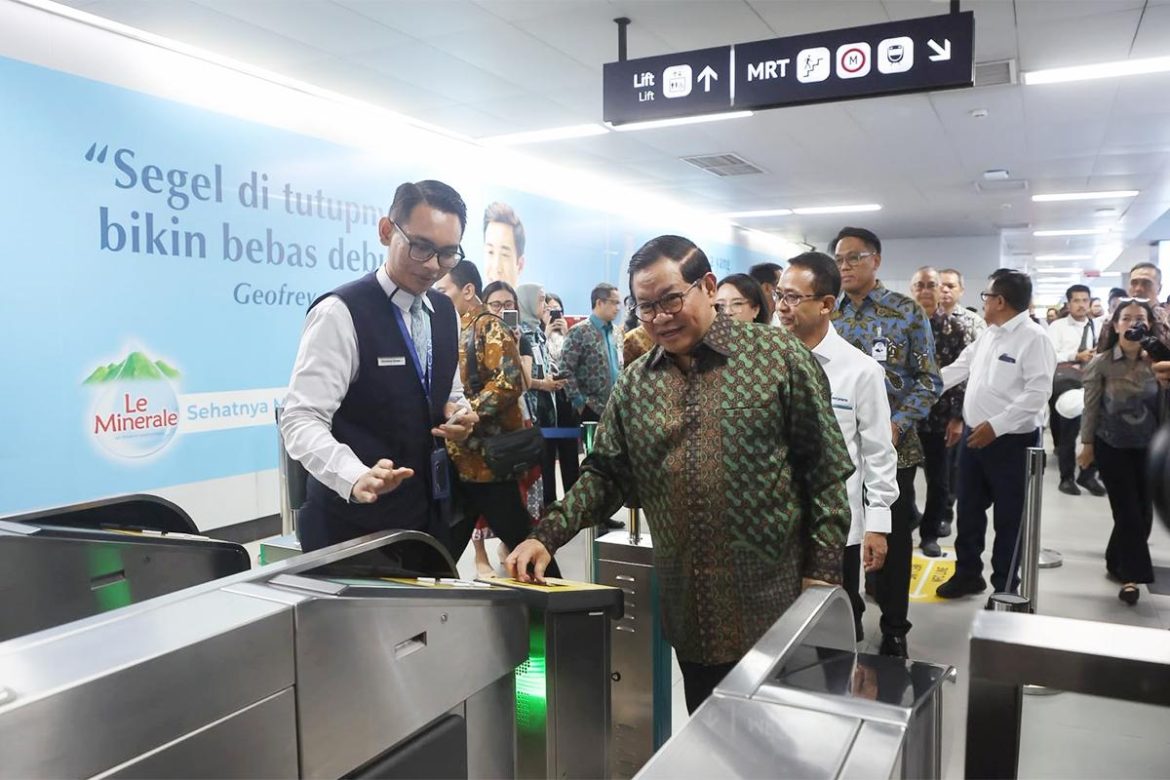 Pramono Anung meresmikan pembayaran tiket MRT Jakarta menggunakan kartu kredit EMV Contactless di Stasiun Bundaran HI.