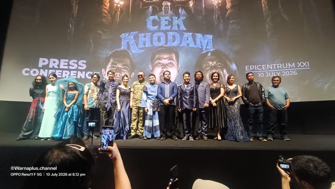 Para pemain dan tim produksi Film Cek Khodam berfoto bersama usai Press Conference dan Gala Premiere di Epicentrum XXI Jakarta pada 10 Juli 2026.