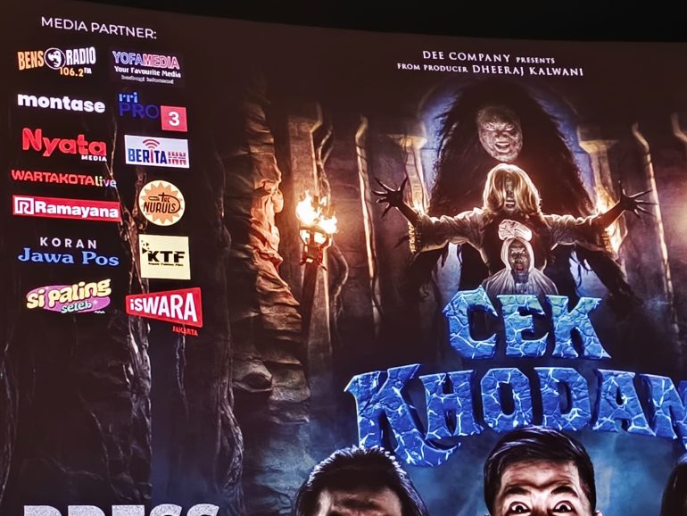 Poster film Cek Khodam saat Press Screening dan Gala Premiere di Epicentrum XXI Jakarta menjelang penayangan perdana pada 16 Juli 2026.