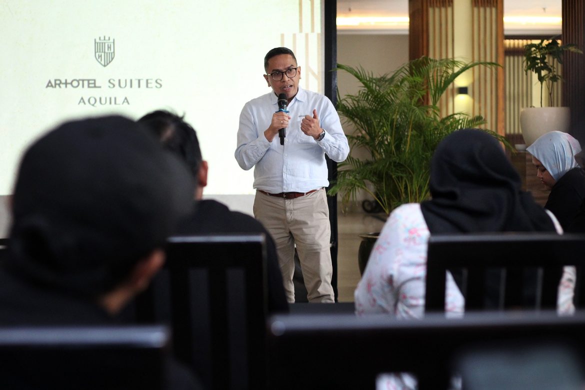 Anton Susanto selaku General Manager ARTOTEL Suites Aquila Bandung memberikan sambutan kepada peserta Sindikasi Media Network dalam kegiatan media gathering di Bandung.