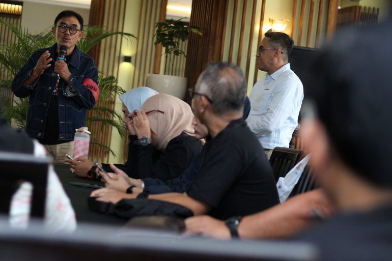 Suasana diskusi media gathering Sindikasi Media Network bersama manajemen ARTOTEL Suites Aquila Bandung mengenai pengembangan wisata edukasi Bandung.