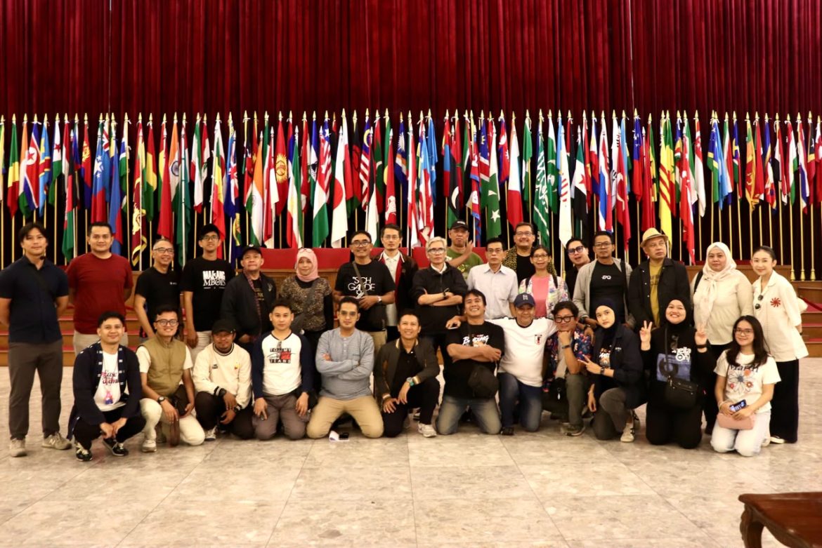 Peserta Sindikasi Media Network berfoto bersama di Museum Konferensi Asia Afrika Bandung dalam kegiatan wisata heritage bersama de Braga by ARTOTEL.