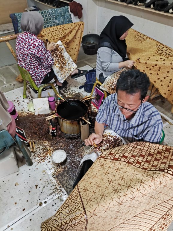 Motif batik karya Rumah Batik Komar Bandung yang dibuat melalui proses batik tulis dan batik cap.