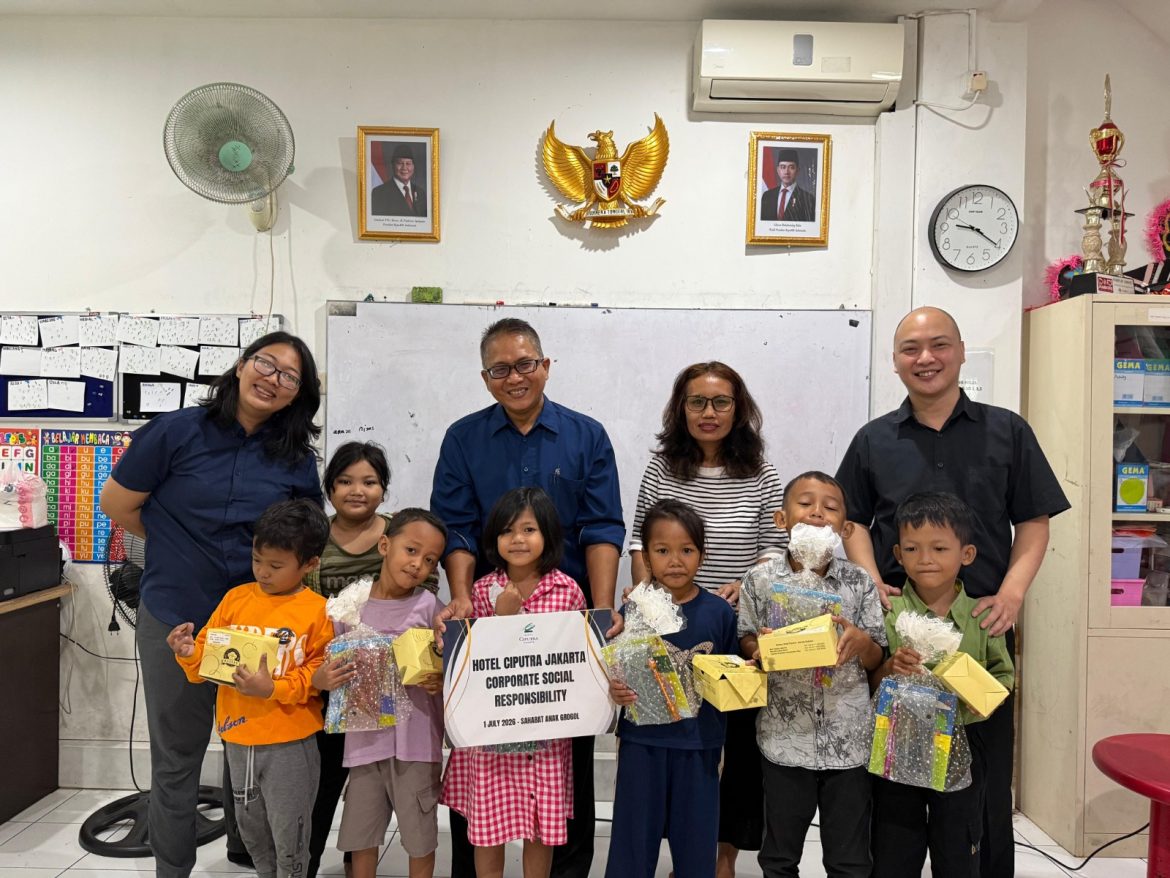 Hotel Ciputra Jakarta menyerahkan bantuan CSR kepada Sahabat Anak Grogol.