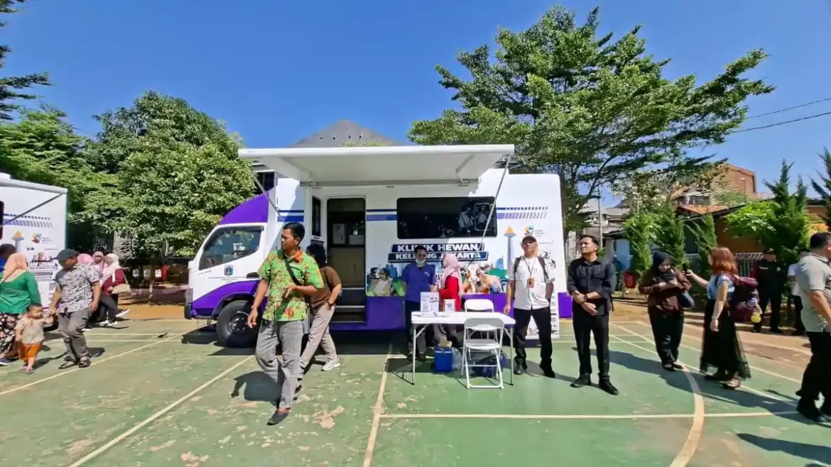 Mobil Klinik Hewan Keliling memberikan layanan kesehatan hewan kepada warga Jakarta