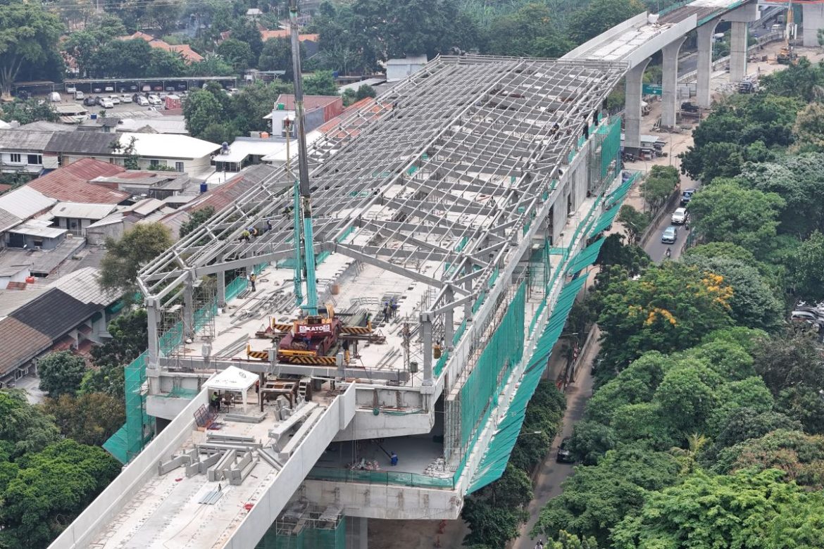 LRT Jakarta Fase 1B Velodrome Manggarai tersambung 100 persen setelah pemasangan girder terakhir.