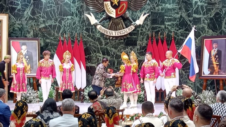 Parade Budaya Jakarta World Folklore Festival 2026 berlangsung di kawasan Car Free Day Sudirman-Thamrin Jakarta.
