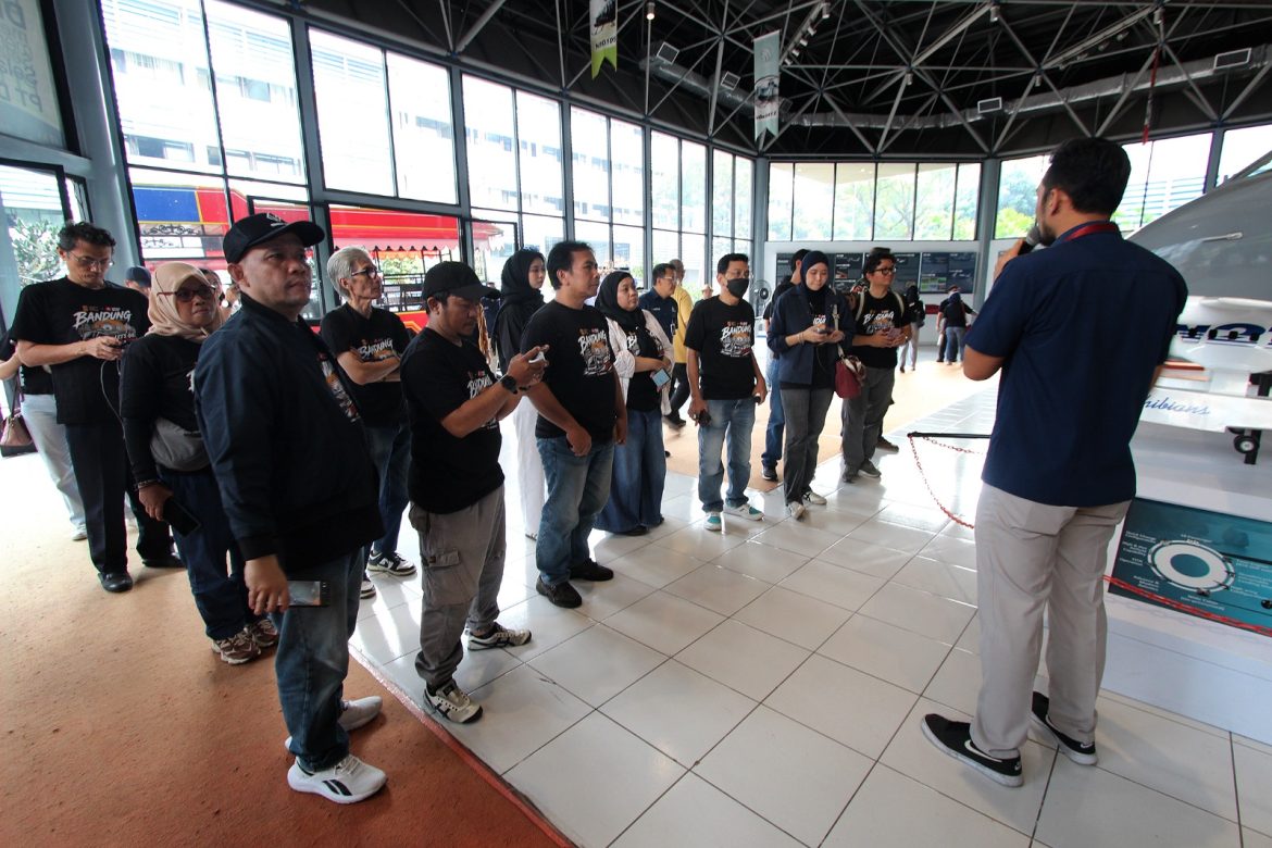 Jurnalis Sindikasi Media Network mengunjungi PT Dirgantara Indonesia Bandung melihat proses produksi pesawat