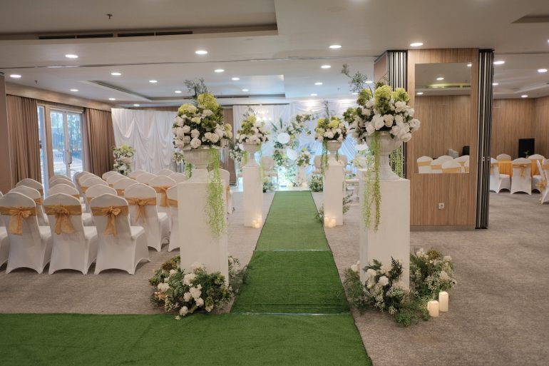 Venue indoor wedding elegan di Vega Hotel Gading Serpong Tangerang.