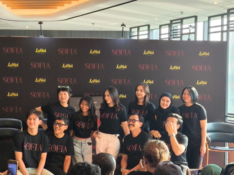 Wulan Guritno bersama para pemain Film SOFIA saat acara pengumuman cast.