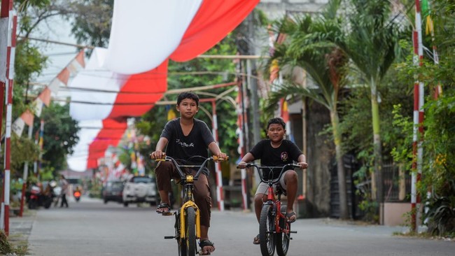 Warga Cukanggalih bentangkan Bendera Merah Putih 81 meter di Tangerang