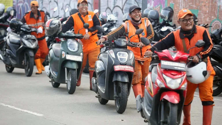 Dishub DKI menertibkan kendaraan dalam operasi parkir liar Jakarta