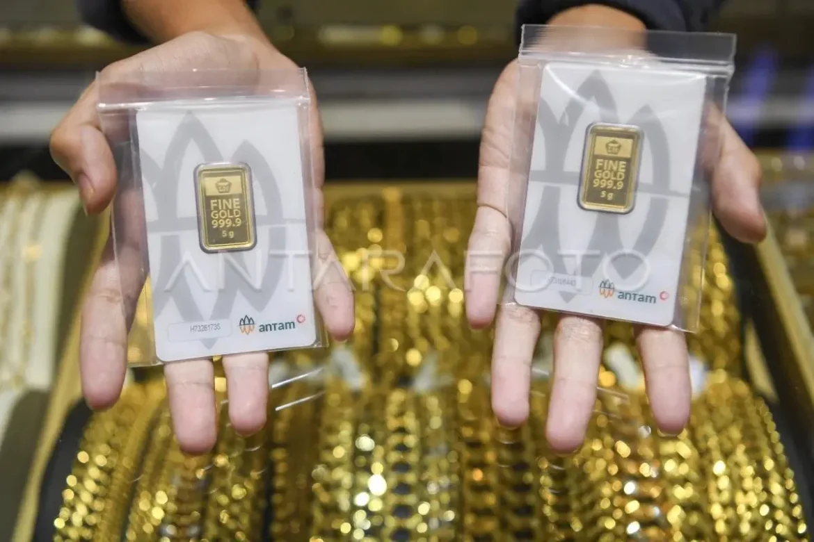 Harga emas Antam Jumat 14 Agustus 2026 turun menjadi Rp2.664.000 per gram