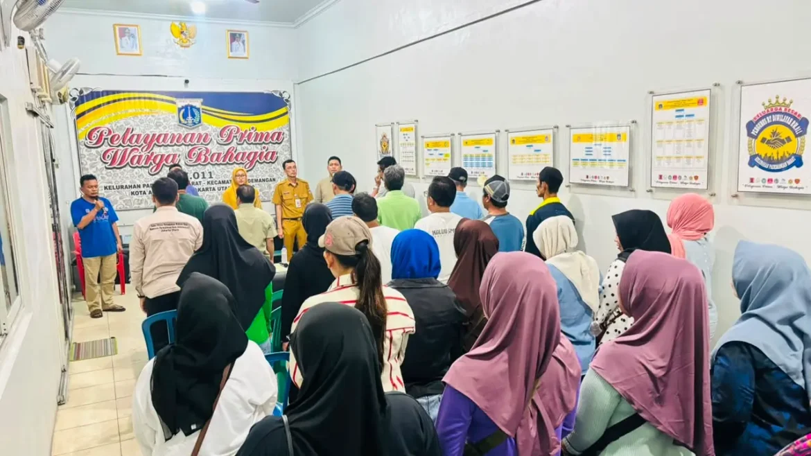 Rapat pembentukan Pokmas RW 011 di Kelurahan Pademangan Barat bersama Sudin Perumahan Jakarta Utara dan warga.