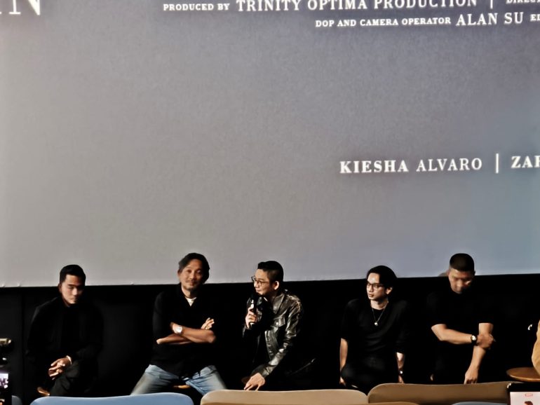 Pasha UNGU bersama tim produksi saat konferensi pers peluncuran video musik "Utara - Selatan" yang dibintangi Kiesha Alvaro dan Zara Leola.