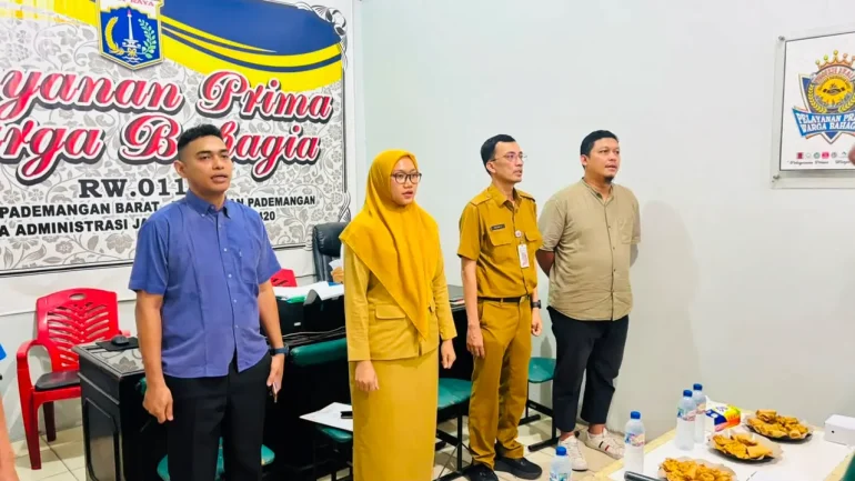 Rapat pembentukan Kelompok Masyarakat (Pokmas) RW 011 yang difasilitasi Kelurahan Pademangan Barat bersama Suku Dinas Perumahan Rakyat dan Kawasan Permukiman Kota Administrasi Jakarta Utara.