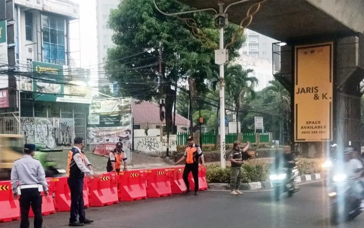 Petugas Dishub mengatur lalu lintas saat uji coba penutupan u-turn di Jalan RS Fatmawati Raya Jakarta Selatan.