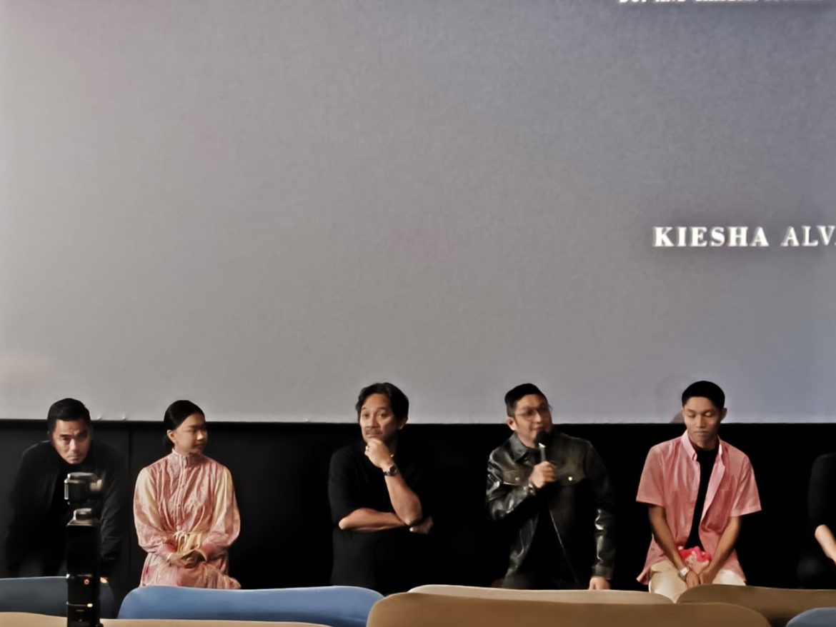 Band UNGU bersama Pasha, Enda, Oncy, Makki, dan Rowman saat merilis video musik Utara - Selatan sebagai pembuka perayaan 30 tahun berkarya.