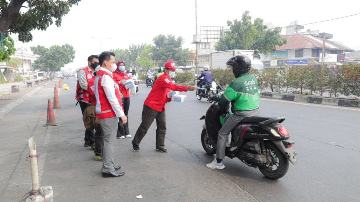 Pembagian 14.000 masker gratis di Tangerang Selatan untuk mengantisipasi abu vulkanik Gunung Anak Krakatau