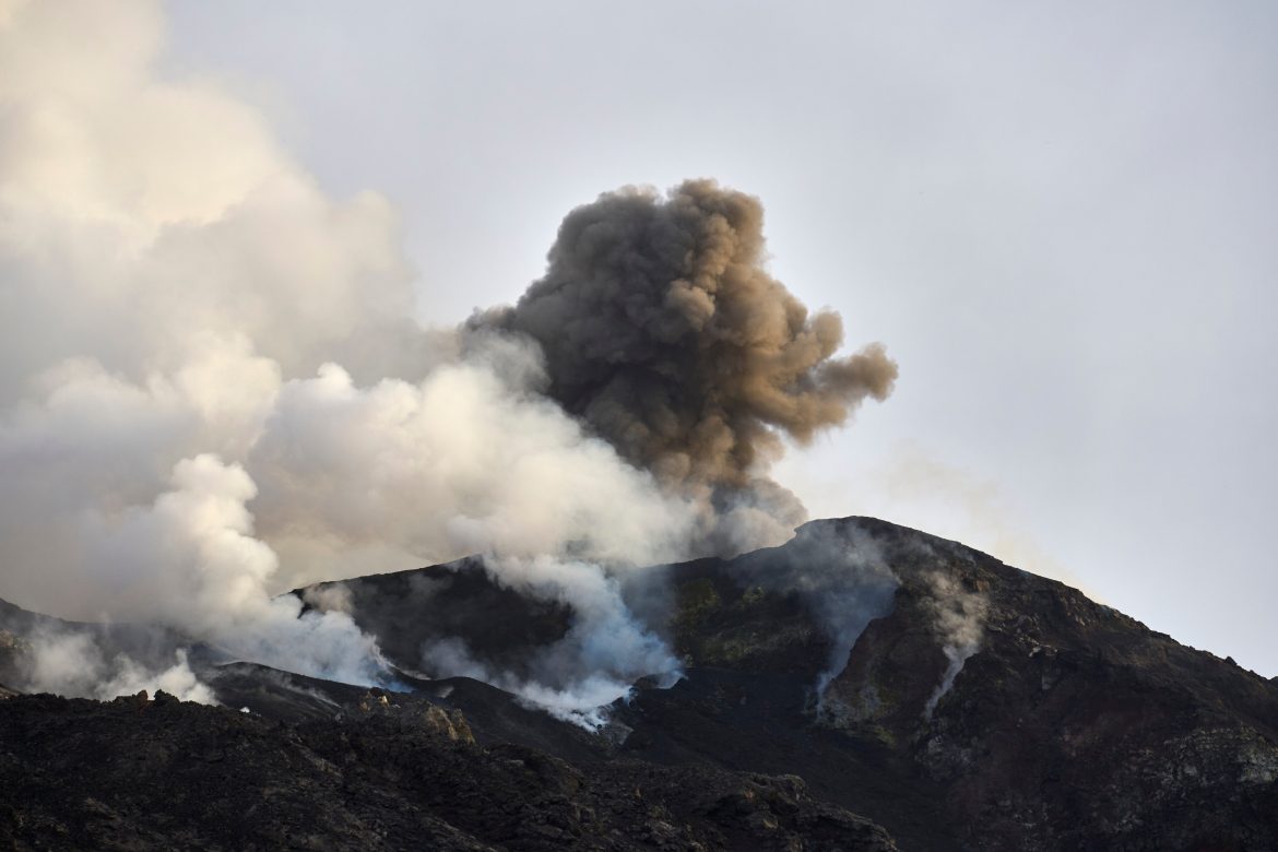 Dua pulau baru di sekitar Gunung Anak Krakatau setelah erupsi