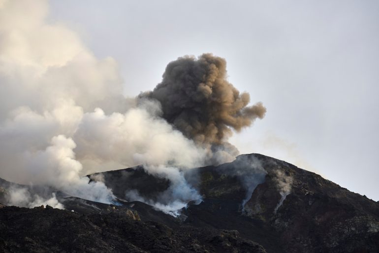 Dua pulau baru di sekitar Gunung Anak Krakatau setelah erupsi